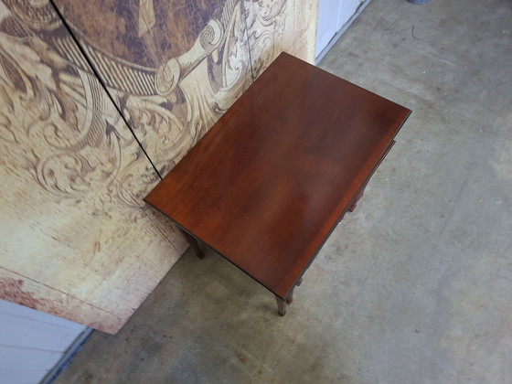 Image 1 of Set di tre tavolini classici, i cosiddetti tavolini ad incastro, dimensioni 55x38 cm e altezza 46 cm.