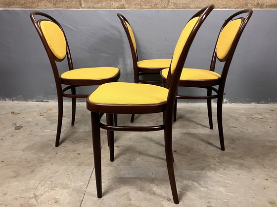 Image 1 of Thonet 215 madera curvada amarilla recién tapizada