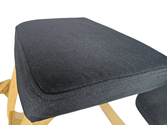 Sedia a ginocchiera con cuscini in tessuto nero, Sedie a dondolo, Legno, Tessile, Modern (foto 5 di 6)