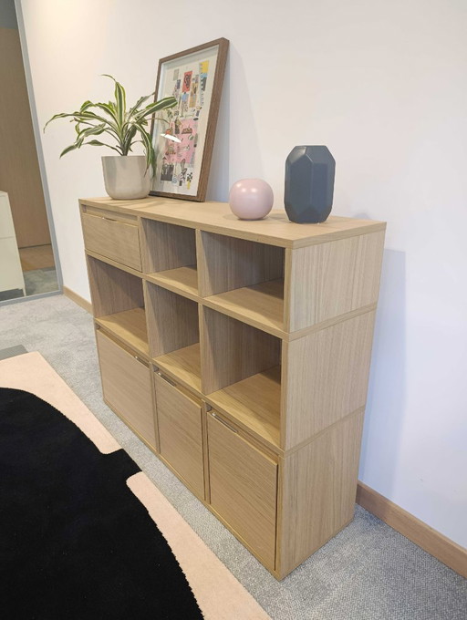 Buffet Tylko en placage chêne avec portes et tiroir.