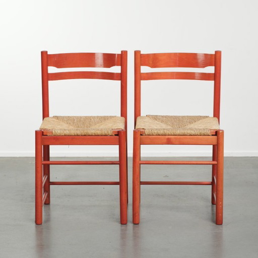 2 x Leuk rood vintage houten stoeltje uit de jaren ’70 met een gevlochten rieten zitting