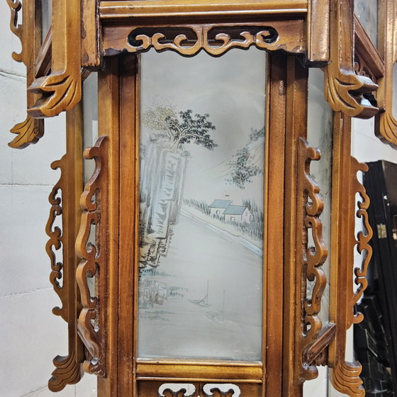Image 1 of Lanterne/suspension chinoise vintage en bois avec panneaux de verre et scènes traditionnelles
