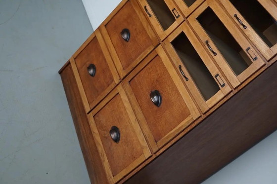 Image 1 of Vitrina inglesa de mercería con cajones con frente de cristal, circa 1930