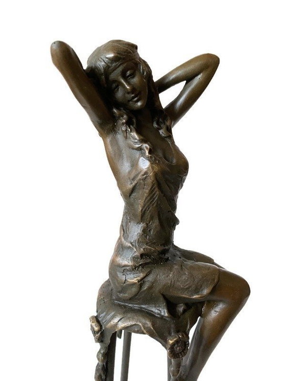 Image 1 of Élégante dame de bronze