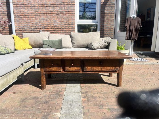 Image 1 of Antieke Spaanse kastanjehouten salontafel