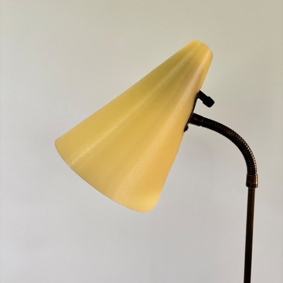 Image 1 of Vloerlamp uit het midden van de 20e eeuw, ontwerp Hans Bergström (toegeschreven), zwart metaal, messing en gele kap, Zweden