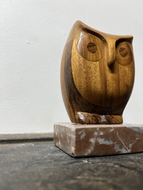 Image 1 of Gufo vintage di metà secolo in teak su basamento in marmo