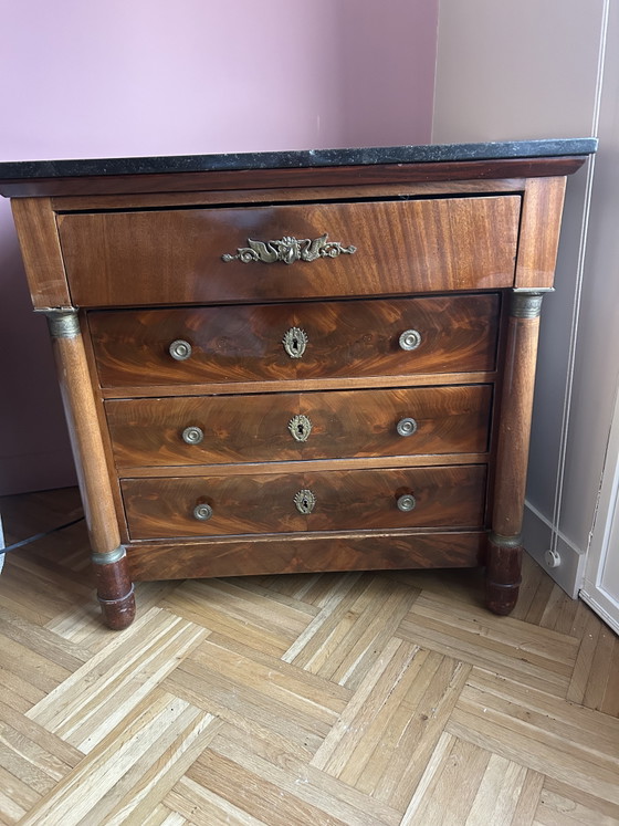 Image 1 of Commode in Empire-stijl uit de 19e eeuw, vervaardigd uit gevlamd mahoniehout – origineel zwart marmeren blad intact

