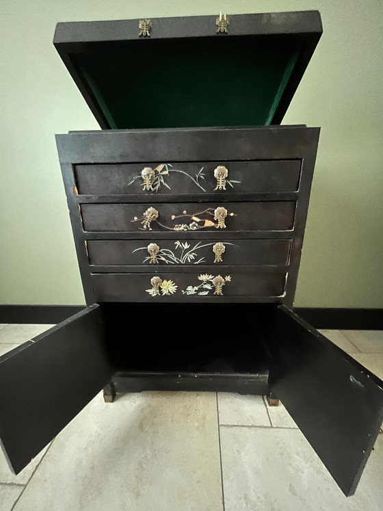 Image 1 of Mobile portaposate Chinoiserie vintage con bassorilievi in ​​pietra saponaria intagliati a mano.
