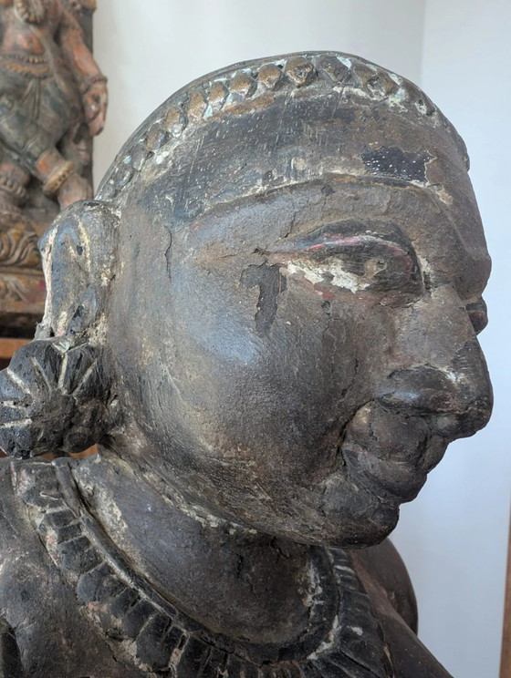 Antike indische polychrome Holztempelfigur – weibliche Begleiterin – Los 191 – Bildhauerei, Wood (photo 22 of 23)