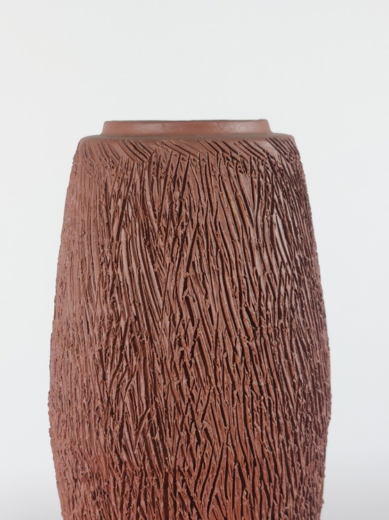 Vintage keramische vaas met sgraffito-decoratie in brutalistische stijl uit het midden van de 20e eeuw. (photo 2 of 10)