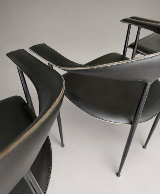 Image 1 of 4 vintage Fasem P40 armstoelen – Vegni & Gualtierotti, Zwart Leer
