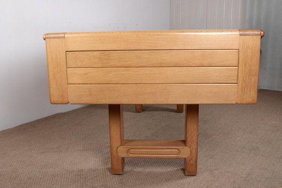 Image 1 of Gran mesa de comedor extensible de roble macizo, diseñada por Guillermo y Chambron en 1960.