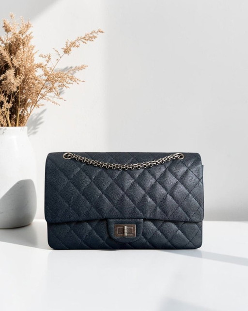 Chanel 2.55 Reissue 227 - Caviar trapuntato blu scuro, hardware in argento rutenio, serie 19