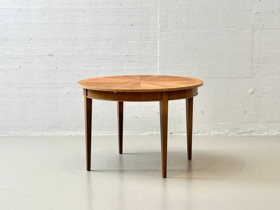 Image 1 of Tavolo rotondo allungabile in legno di ciliegio con impiallacciatura a stella, anni '50