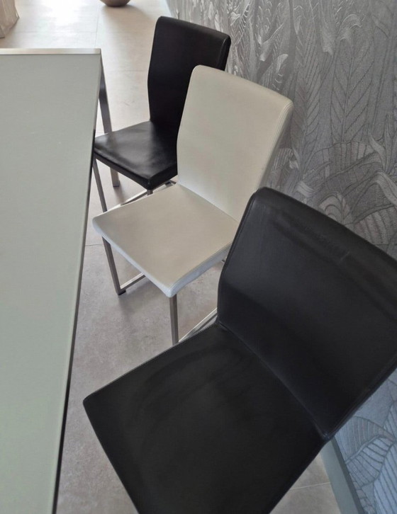 Table à manger avec six chaises de salle à manger, gris, blanc, noir, Bree's New World (photo 5 sur 5)