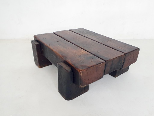 Mesa de centro brutalista de madera maciza de mediados de siglo, Países Bajos, década de 1970