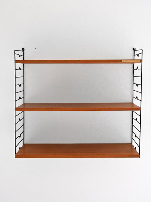 Scandinavische Hylla teakhouten wandplank met messing label