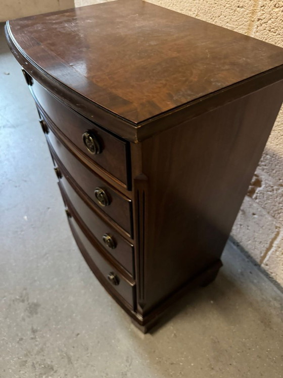 Image 1 of Commode en noyer avec assemblages à queue d'aronde