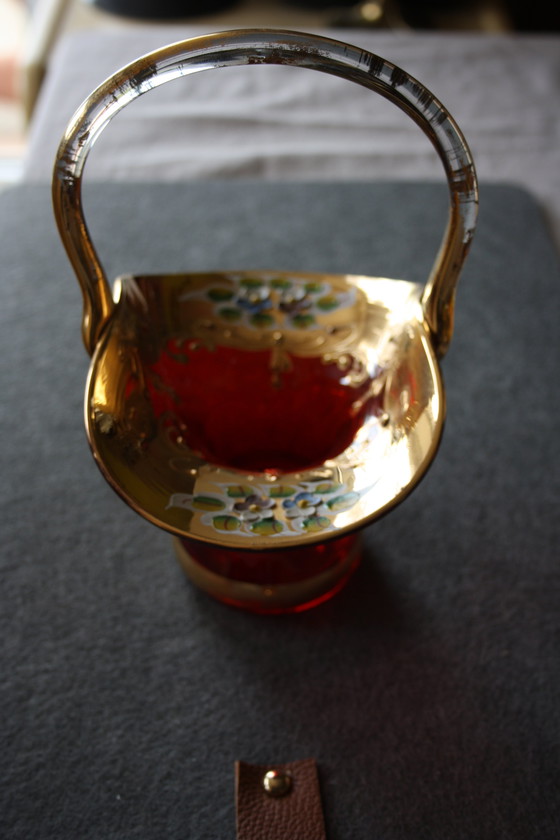 Image 1 of Panier vintage en verre de Murano rouge recouvert de fleurs dorées