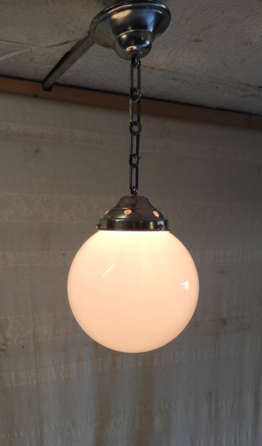Lampada a sospensione Bauhaus a forma di globo in vetro opalino, diametro 20 cm - anni '30 – hanglampen, Glass (photo 2 of 9)