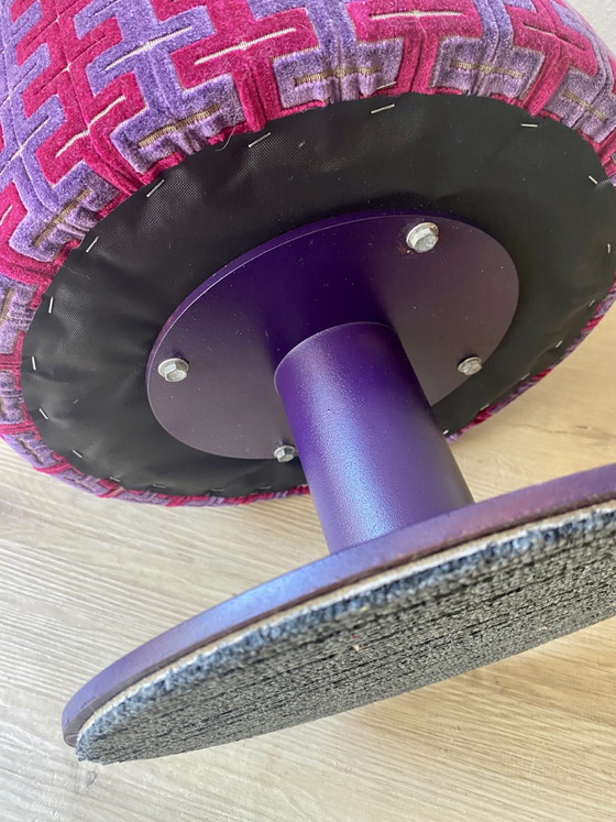 Un oggetto d'arredo unico e accattivante, realizzato con materiali di riciclo: un pouf con il design di (photo 10 of 12)