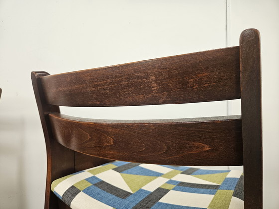 Image 1 of 70s eetkamerstoelen in beukenhout en stoffen uit het ruimte-tijdperk