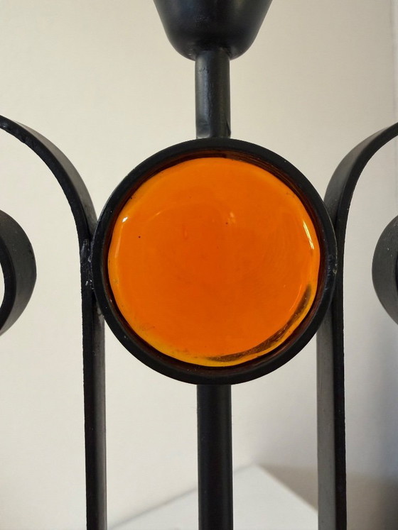 Image 1 of Gunnar Ander (attribuito) per Ystad-Metall – Candelabro in ferro battuto con vetro arancione e verde, Svezia, anni '60