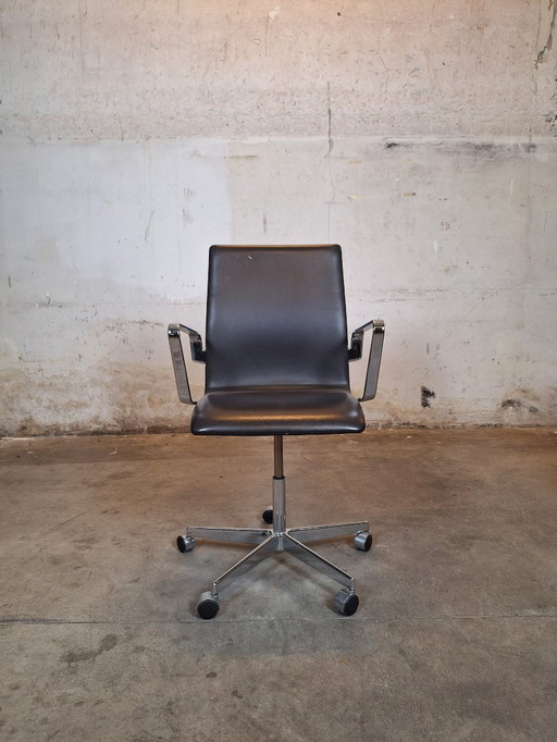 Fritz Hansen dark brown Leather Chair Vintage Design