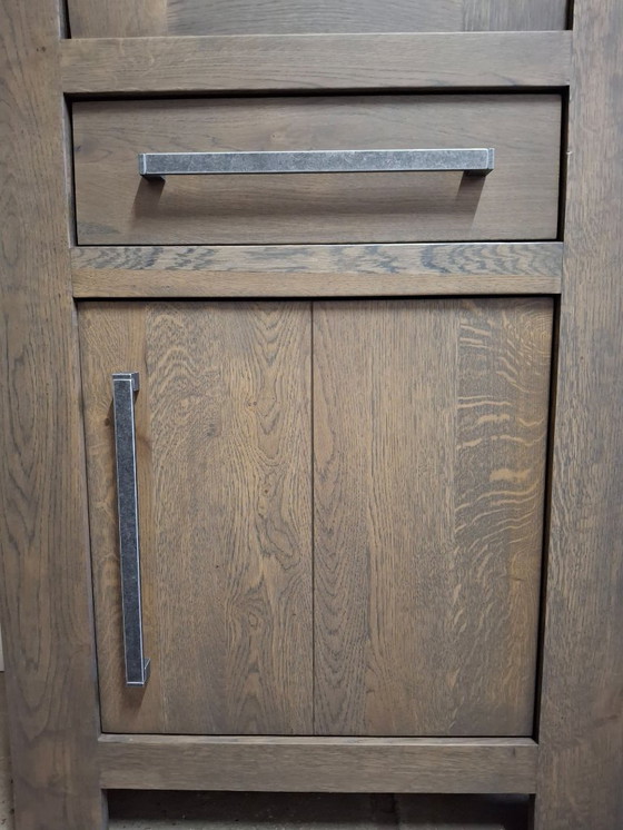 Image 1 of Robuuste vitrinekast van massief eiken, nieuw