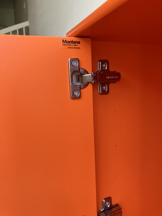 Image 1 of Armoire murale Montana Slim originale à 2 portes, couleur orange - Peter J. Lassen


