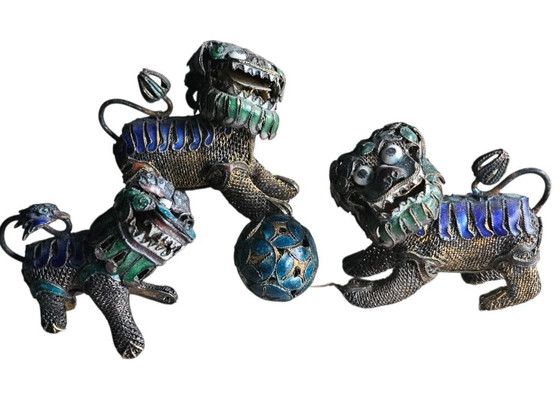 Image 1 of Foo (Fu) dogs -  Filigraan - Emaillen -  cloisonné - miniatuur -  zilver - verguld  ~ 3 stuks - Chinese sieraden ~ 20e eeuw