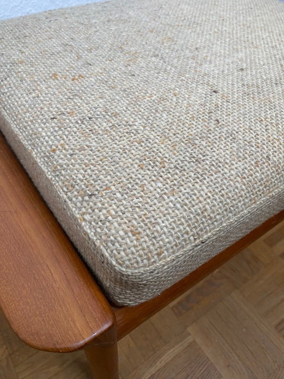 Image 1 of Cómodo sofá de 2 plazas con otomana