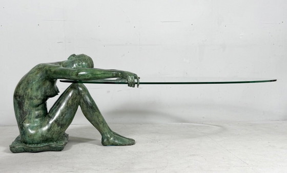 Image 1 of Mesa auxiliar/de centro escultórica con escultura de una mujer desnuda, bronce, Francia, década de 1980.