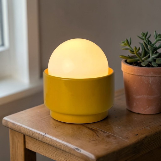 Vintage Duitse keramische lamp met glazen bol kap. Kan gebruikt worden als wandlamp / tafellamp of muurlamp. Geel. 70s / retro 