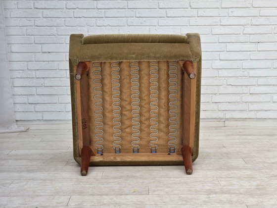 Image 1 of Fauteuil danois des années 1970, velours d'ameublement vert original, pieds en bois de teck