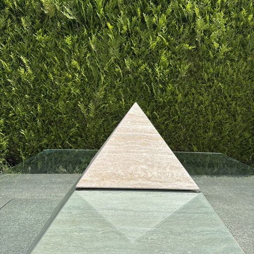 Mesa de centro piramidal de travertino