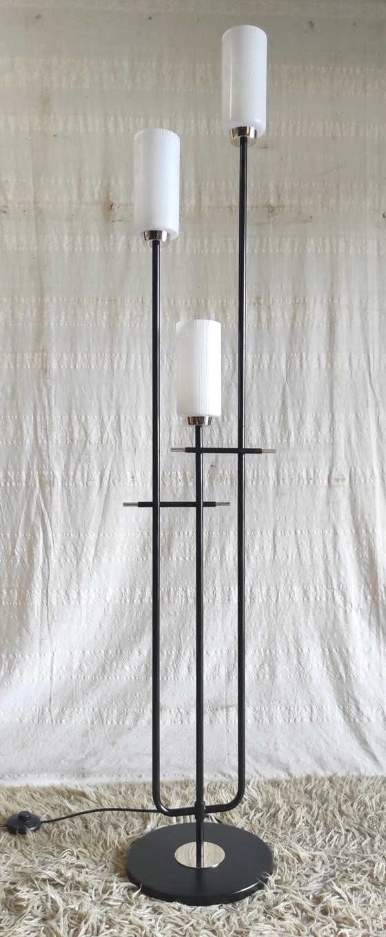 Image 1 of Modernistische vloerlamp met drie lampen in tulpvorm, uitgevoerd in opaalglas - jaren 1950/60
