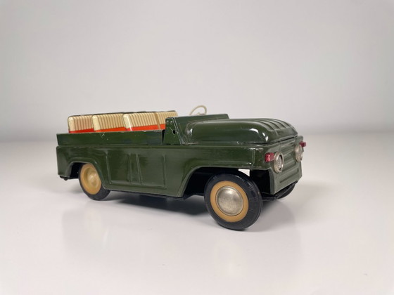 Image 1 of Coppia di Jeep giocattolo d'epoca, una macchina aperta degli anni '60 e una Jeep militare in metallo degli anni '40