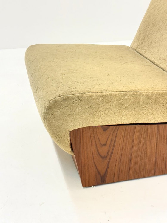 Image 1 of Poltrona vintage beige di metà secolo con struttura in legno e poggiapiedi