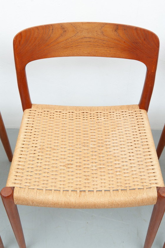Image 1 of 4x eetkamerstoelen model 75 gemaakt van teakhout van Niels Otto Møller voor J.L. Møller Møbelfabrik (jaren 50)