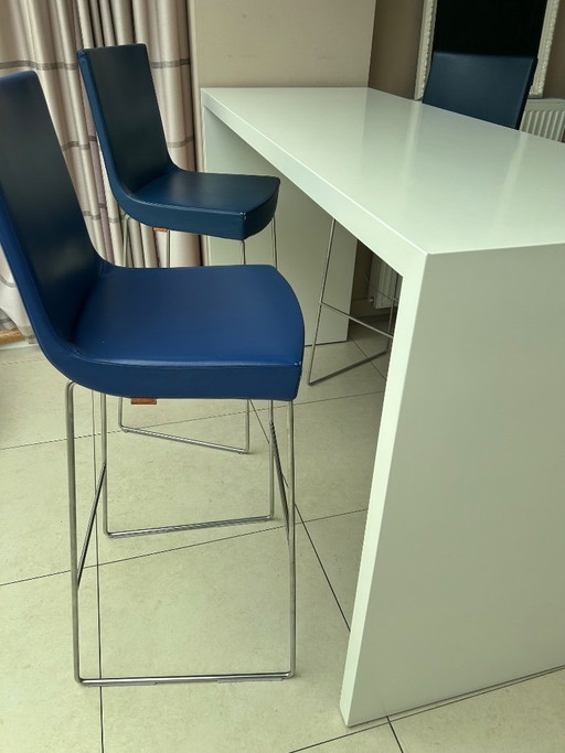 Tavolo da bar con sgabelli in pelle Montis