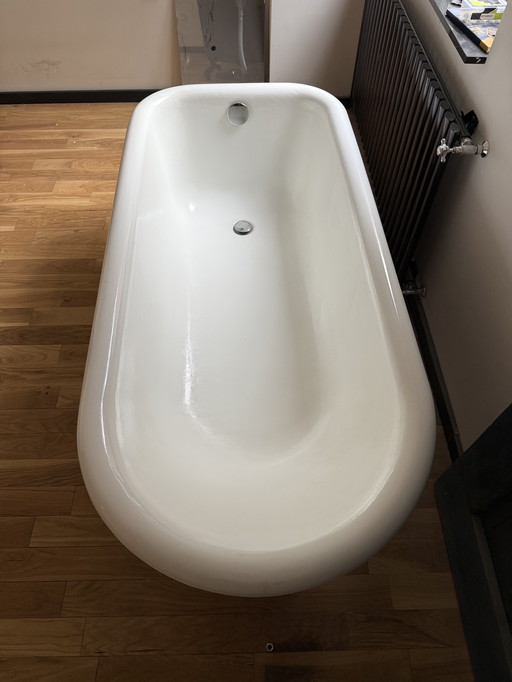 Baignoire îlot élégante sur pieds griffes