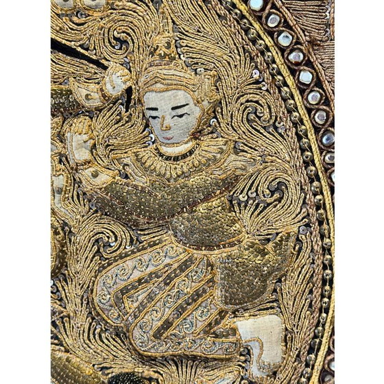 Burmesisches Goldstickerei-Paneel – Kalaga Wandbehang mit Reiter – Wanddekoration, Textile, Aziatisch (photo 5 of 10)