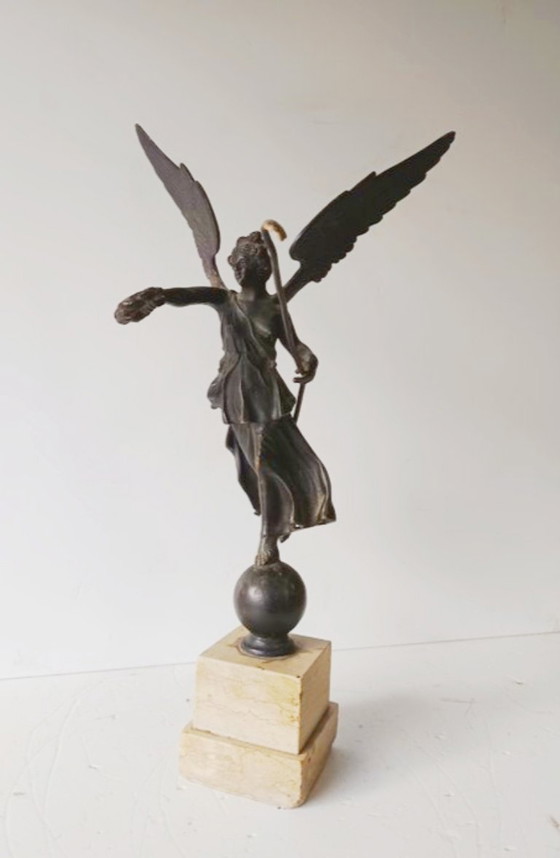 Image 1 of Sculpture antique de la Victoire ailée en bronze et cire perdue