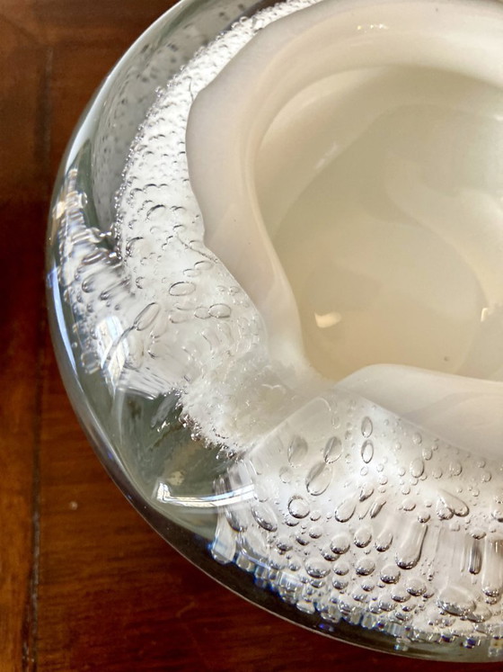 Image 1 of Asbak van een combinatie van bubbelglas en mat glas, in Murano-stijl.