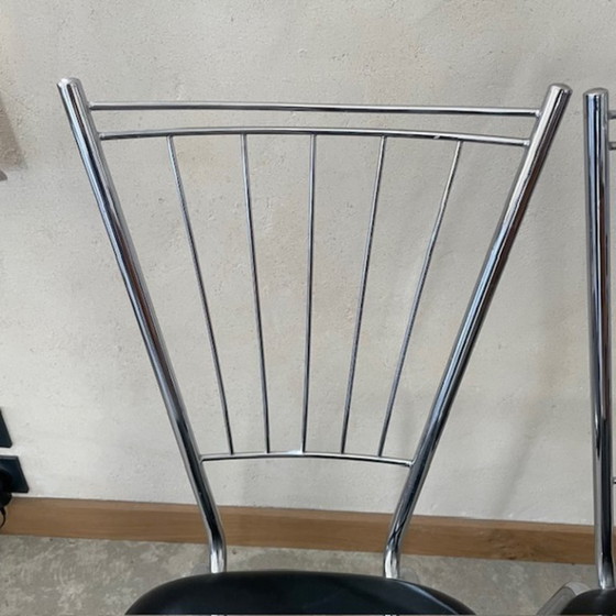 Een paar stoelen van metaal en kunstleer. – Eetkamerstoelen, Metal, Chrome (photo 3 of 5)