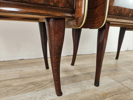 Image 1 of Mesitas de noche de madera de nogal con tapa de cristal doble.