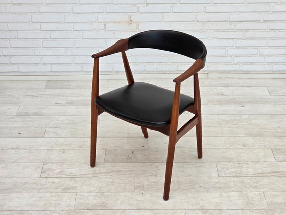 Image 1 of Fauteuil danois des années 1960. Bois de teck, similicuir noir.