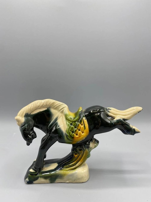 Cavallo al galoppo in ceramica smaltata, stile Tang, nero e crema, sella gialla e verde. – servies